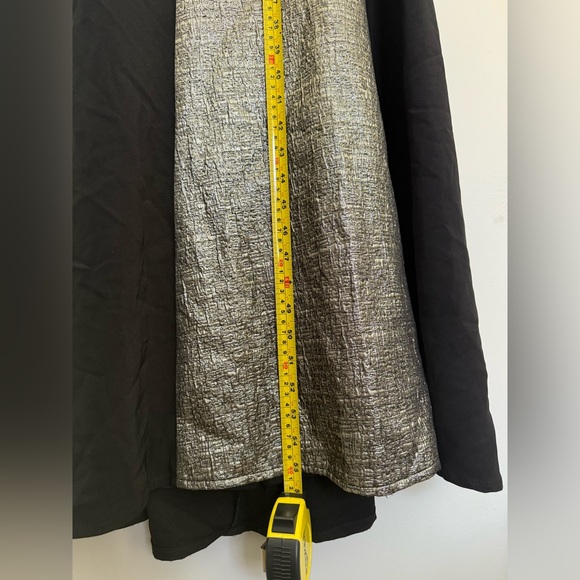 Carmen Marc Valvo Gown size 6. Black/Gold with open back. - Picture 11 of 11